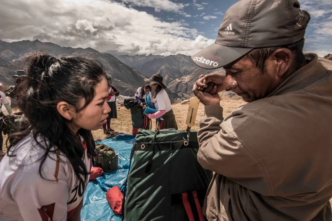 LAS PORTEADORAS QUE HACEN HISTORIA EN LOS CAMINOS DEL INCA EN PERÚ